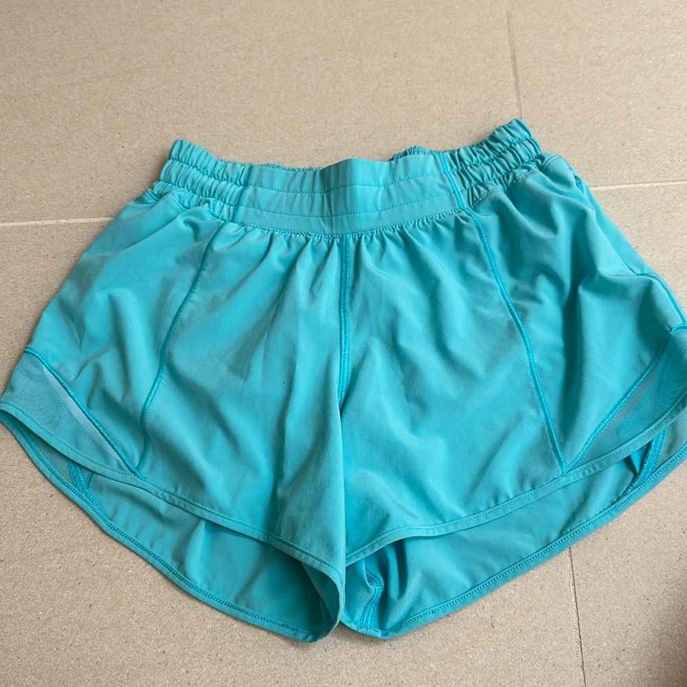 Perfect condition lululemon hotty hots size 4, 4 in inseam